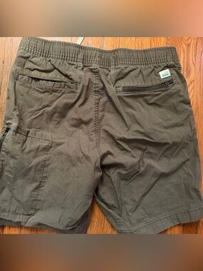 Vuori Men's Olive Cargo Drawstring Pants 7”
